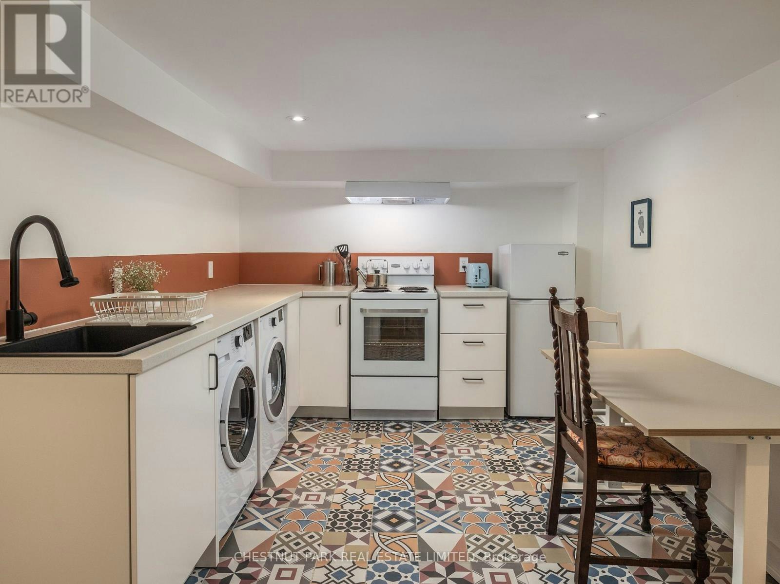 1654 Gerrard Street E, Toronto, ON, M4L 2A8 - 9