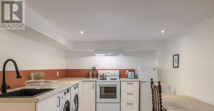 1654 Gerrard Street E, Toronto, ON, M4L 2A8 - 9