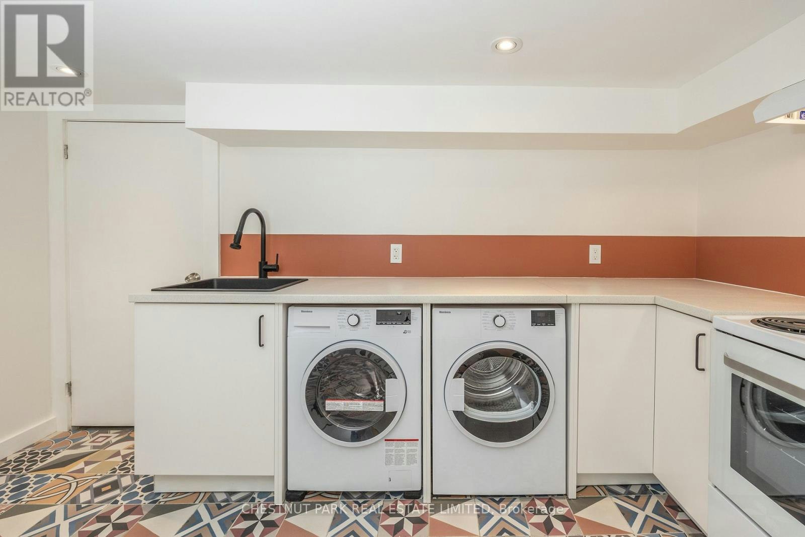 1654 Gerrard Street E, Toronto, ON, M4L 2A8 - 12