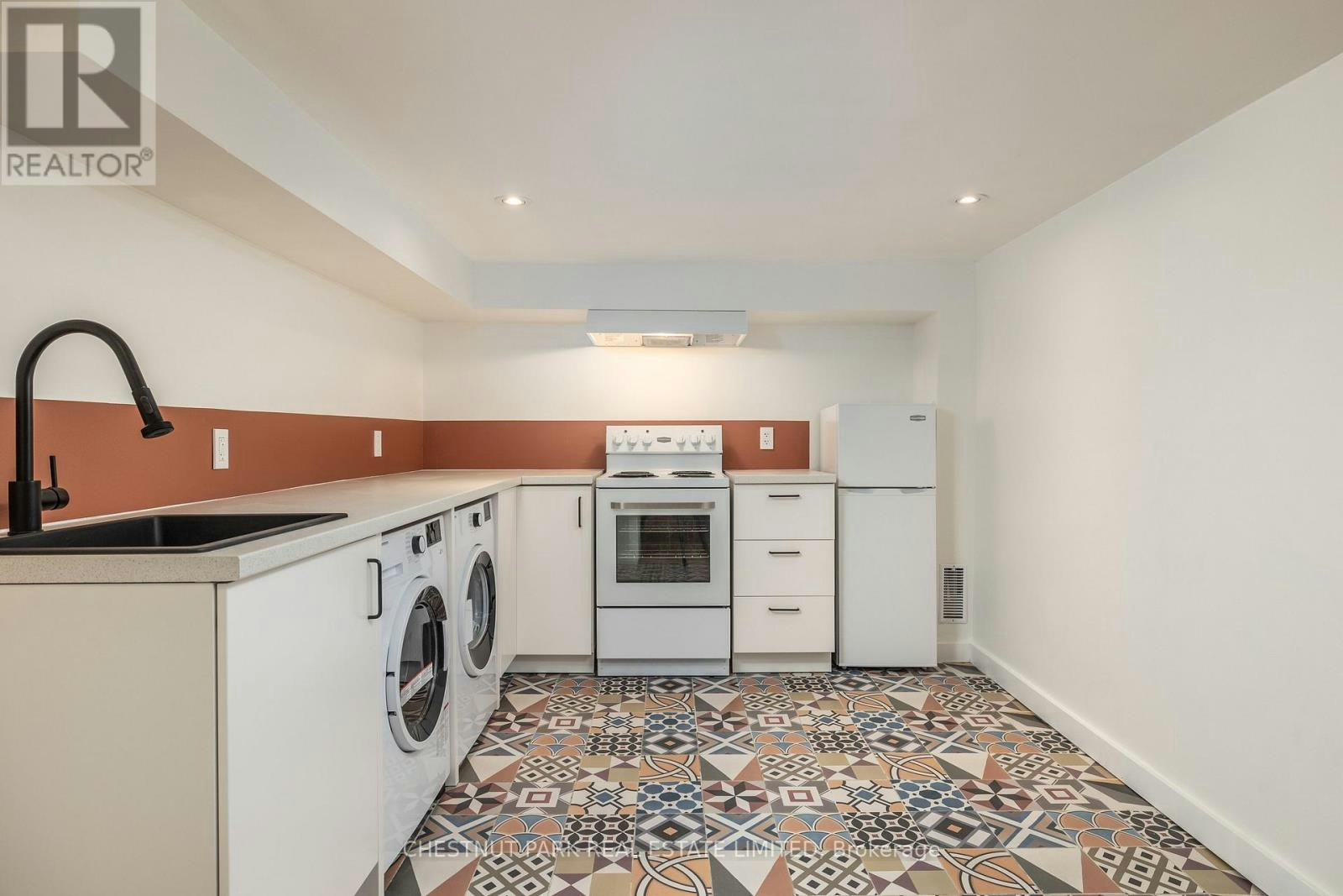 1654 Gerrard Street E, Toronto, ON, M4L 2A8 - 10