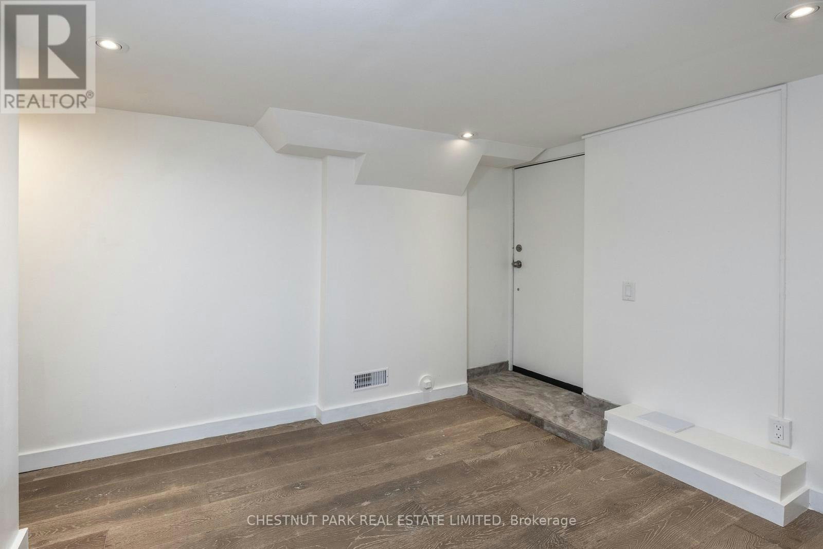 1654 Gerrard Street E, Toronto, ON, M4L 2A8 - 17