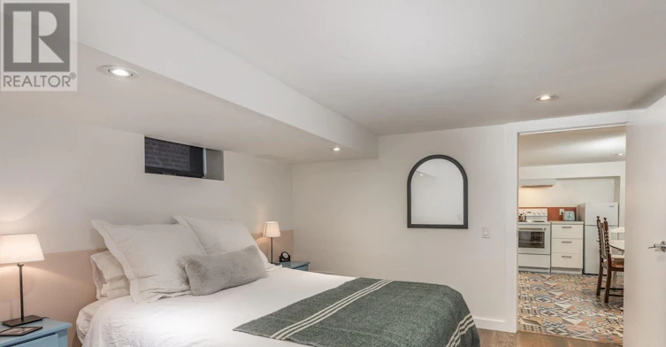 1654 Gerrard Street E, Toronto, ON, M4L 2A8