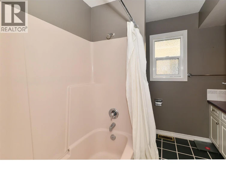 1412 Lawrence Avenue, Kelowna, BC, V1Y 6M8 - 16