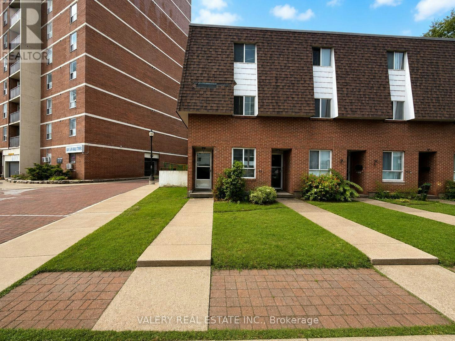 TH69-75 Eastdale Avenue, Toronto, ON, M4C 5N3