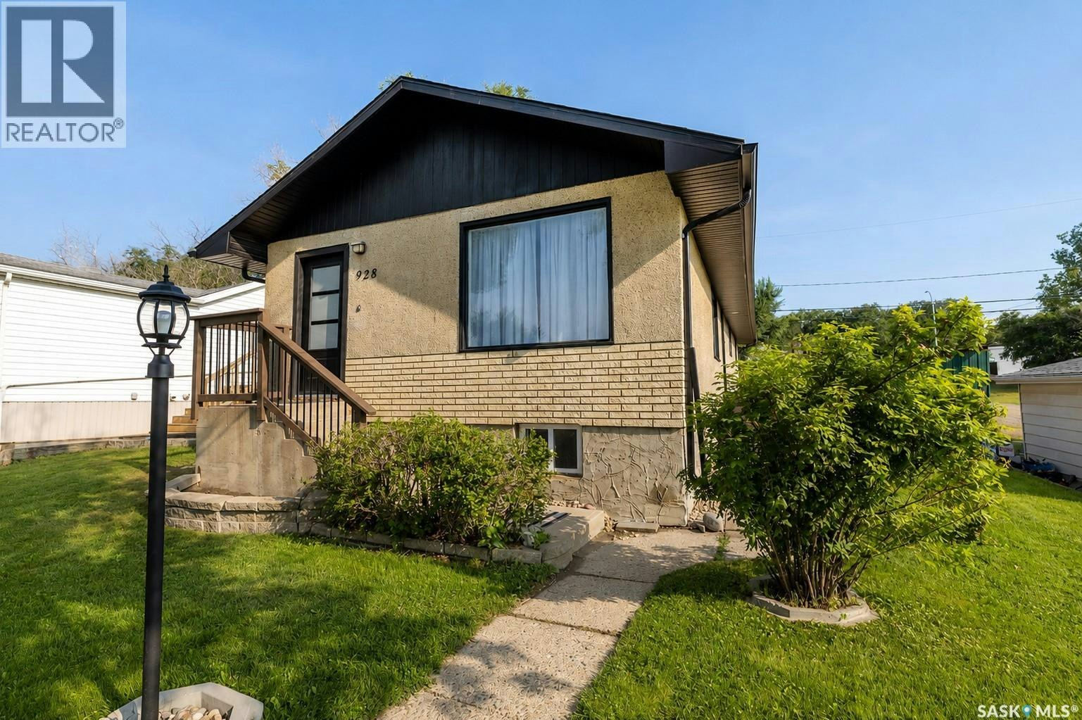 928 Hochelaga Street W, Moose Jaw, SK, S6H 2H8