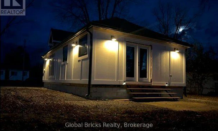 899 Maplewood Drive