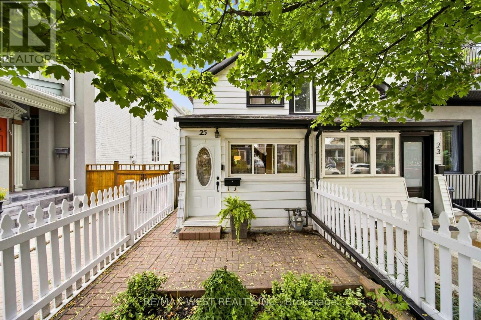 25 Batavia Avenue, Toronto, ON, M6N 4A1