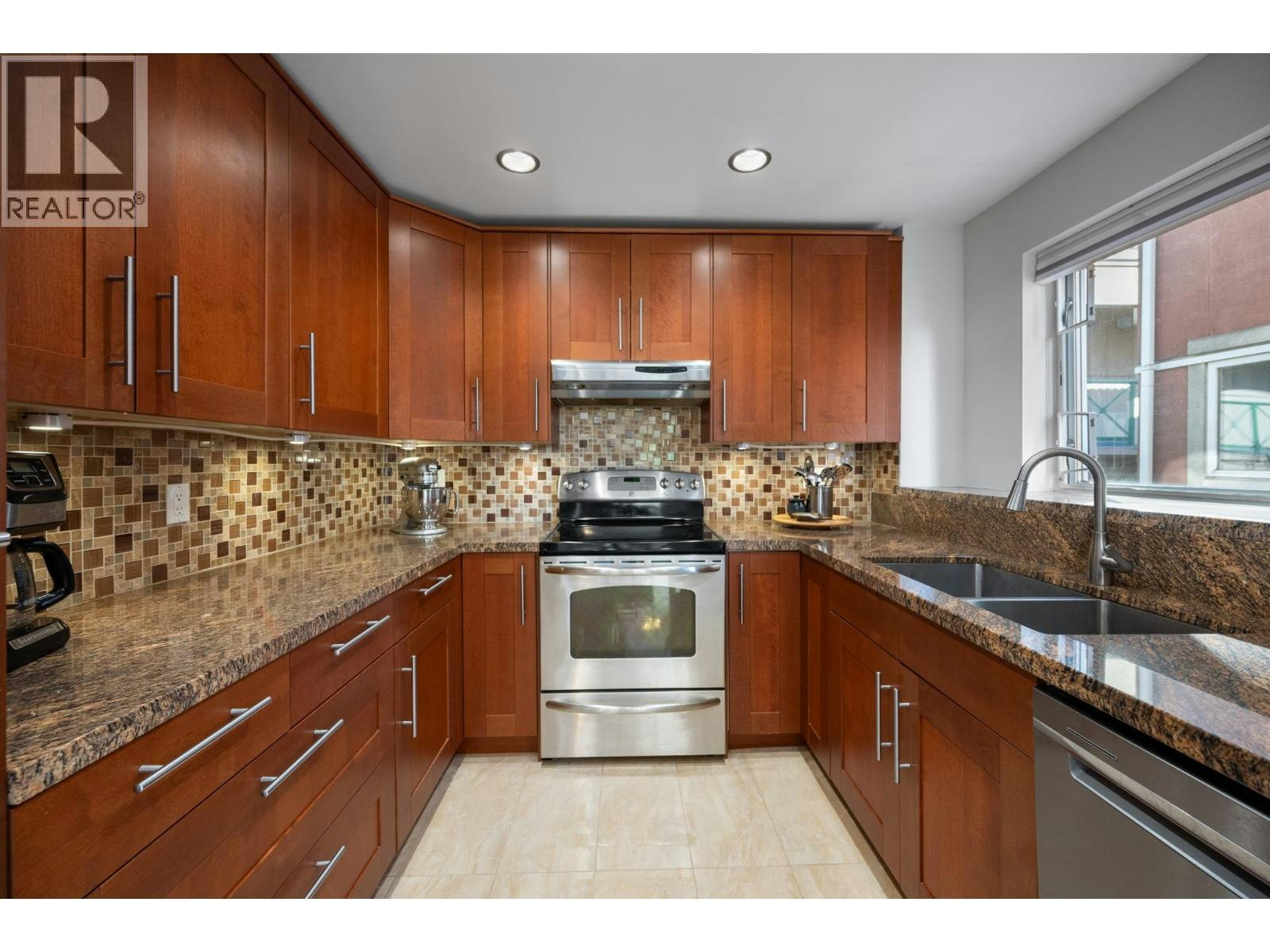 302-12 Laguna Court, New Westminster, BC, V3M 6W4