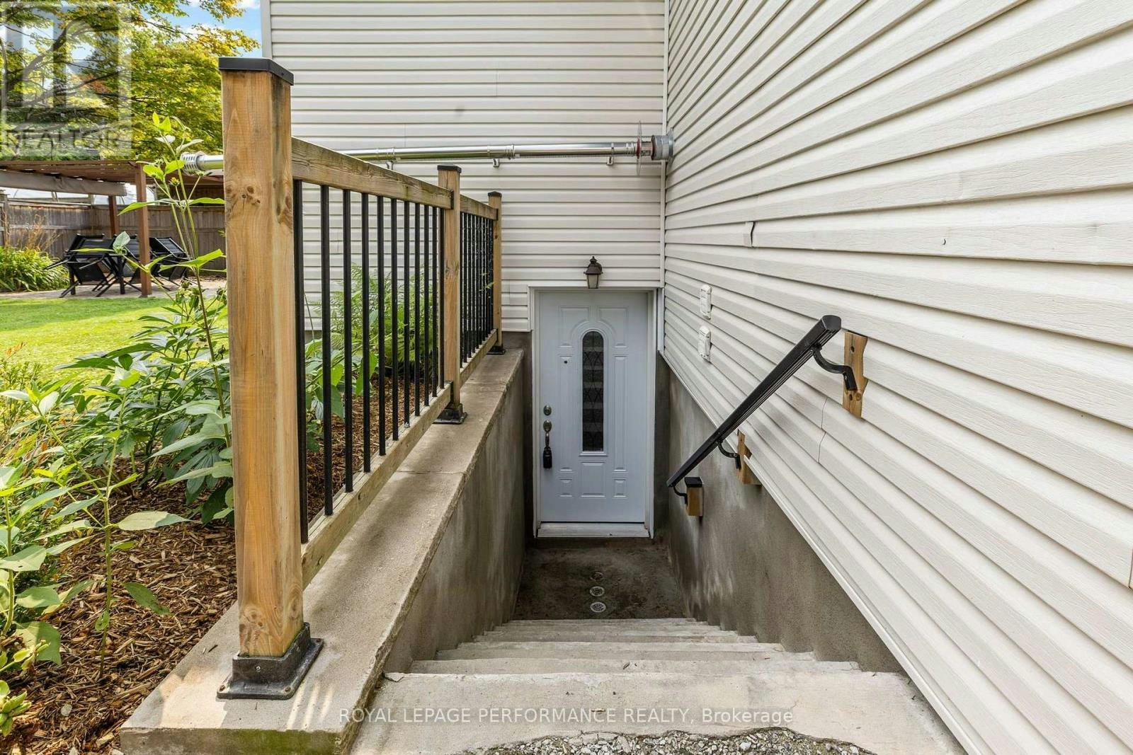 3B Birchwood Drive, Ottawa, ON, K2E 5S7 - 2
