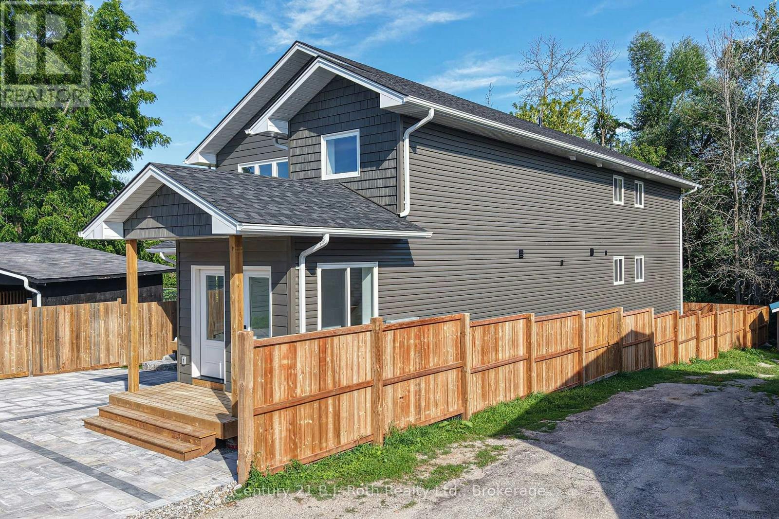 2 (UPPER-165 Barrie Road, Orillia, ON, L3V 2P6 - 2