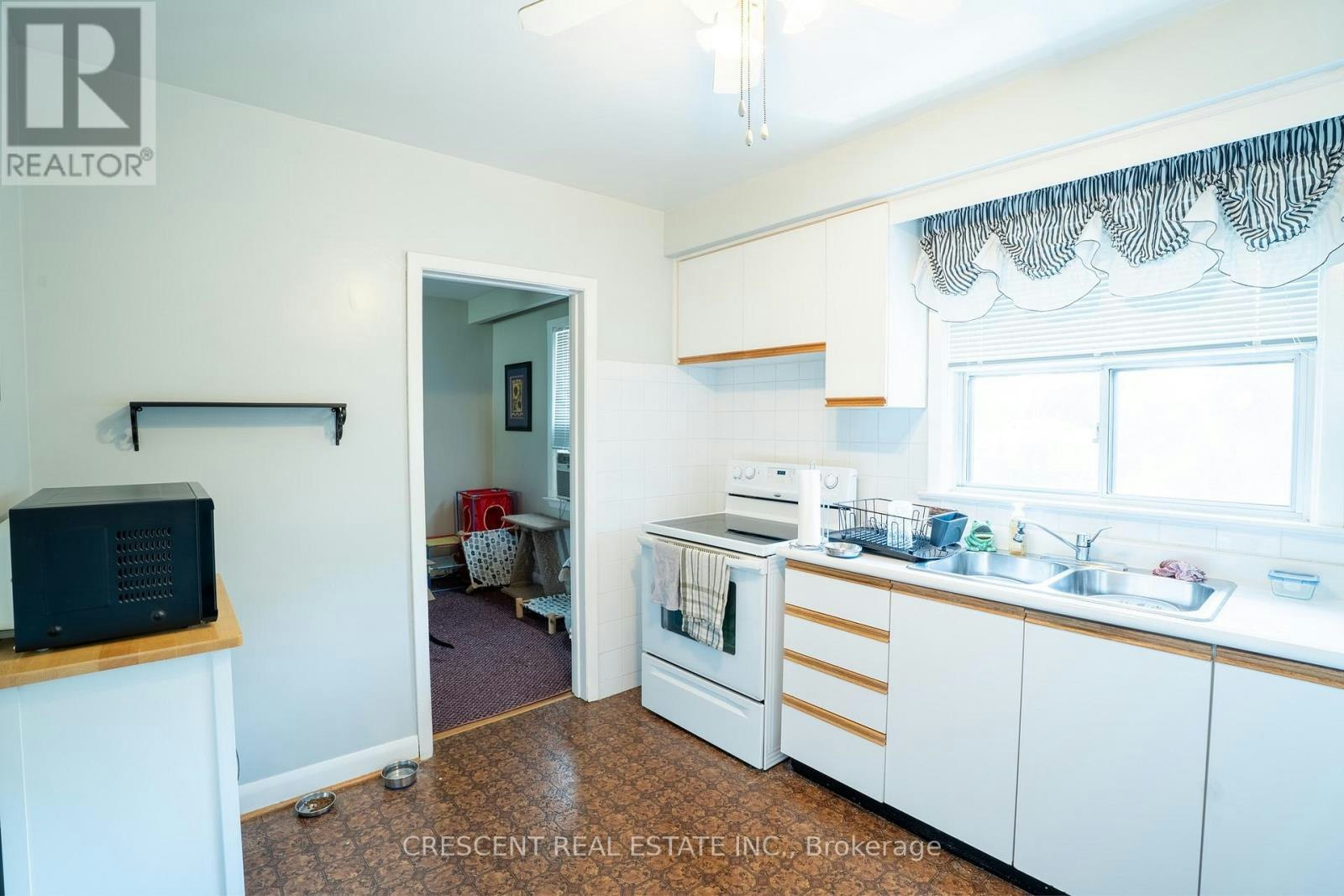 UPPER-35 Laburnham Avenue, Toronto, ON, M8W 1S6 - 4