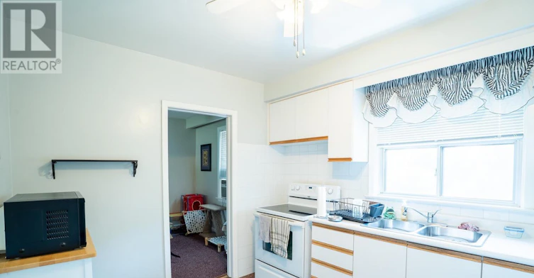 UPPER-35 Laburnham Avenue, Toronto, ON, M8W 1S6 - 4
