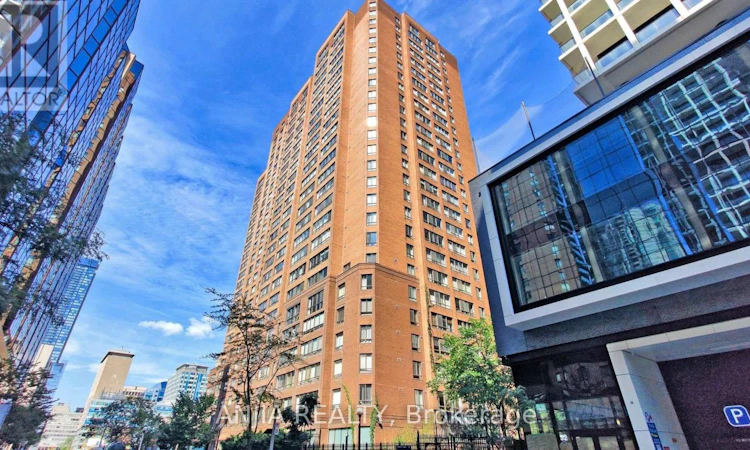 912-633 Bay Street