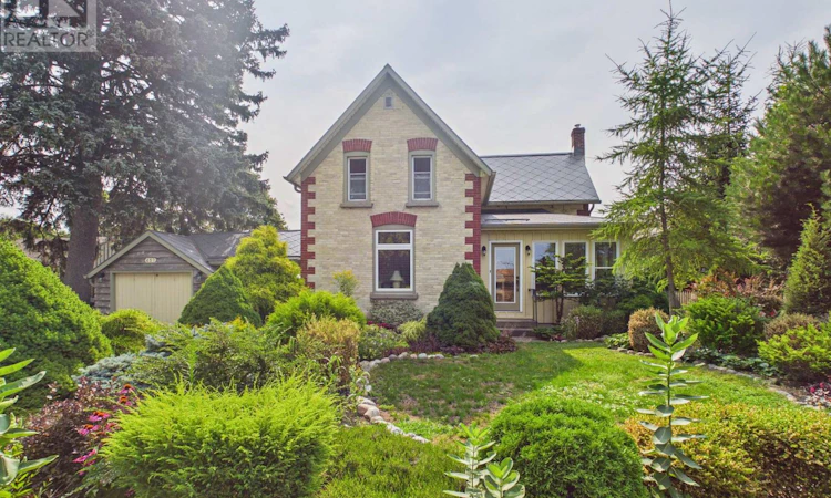 457 Penetangore Row S