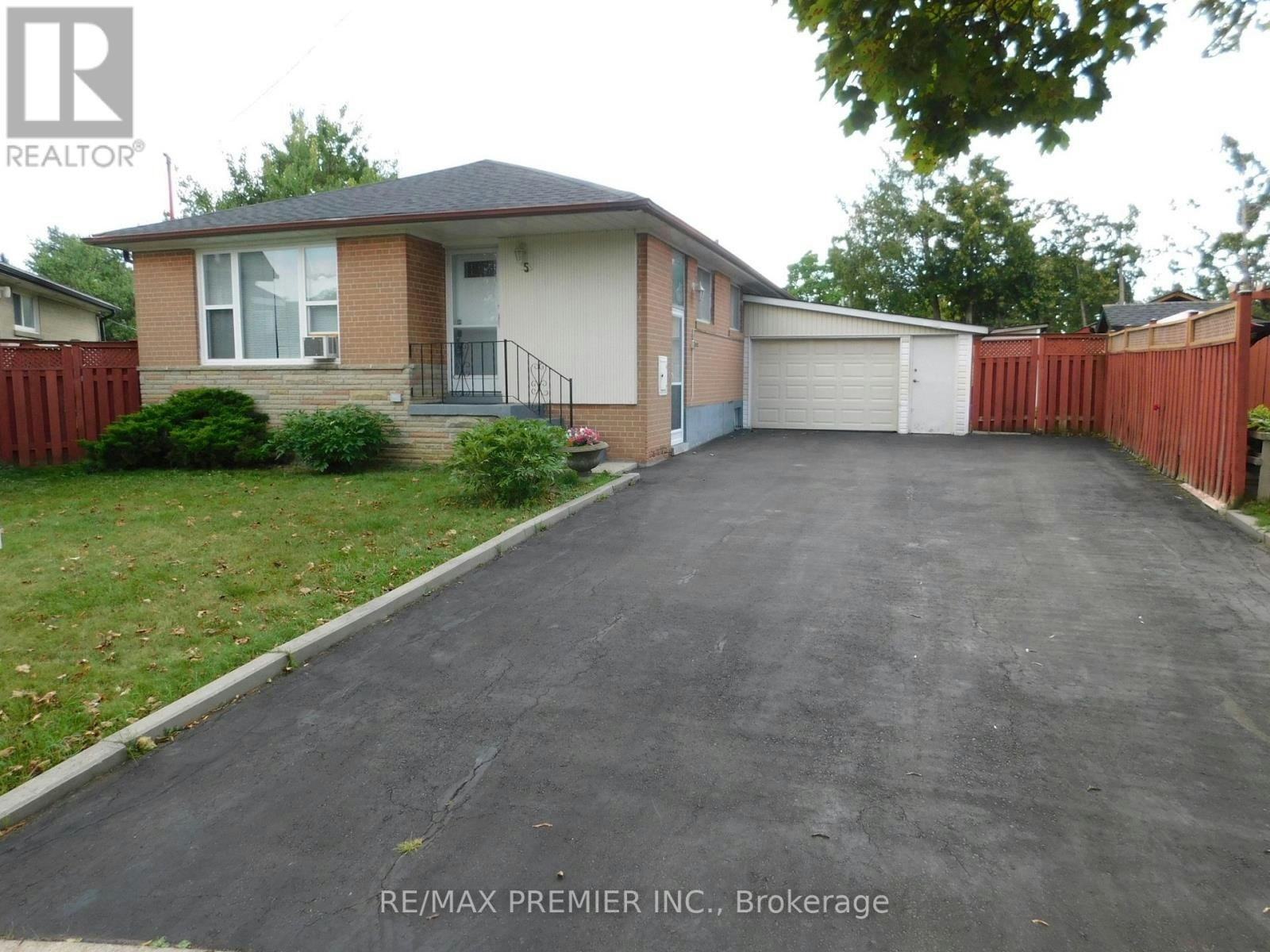 5 Valois Court, Toronto, ON, M9V 2Z4