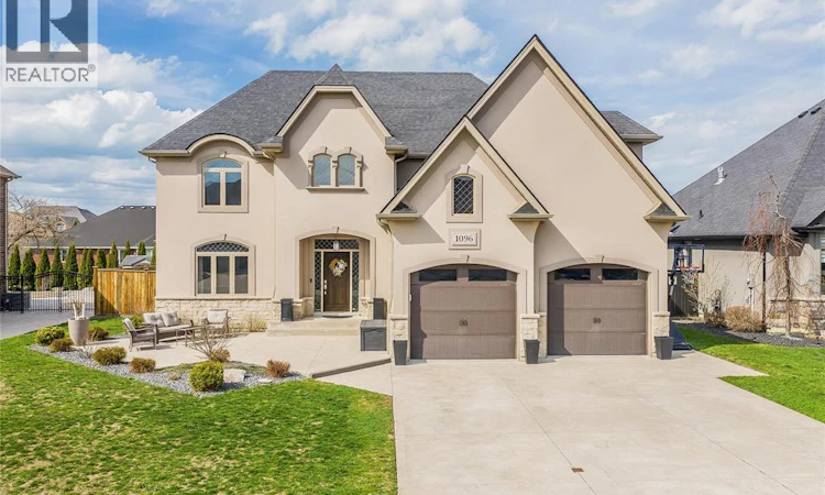 1096 Charlotte Crescent