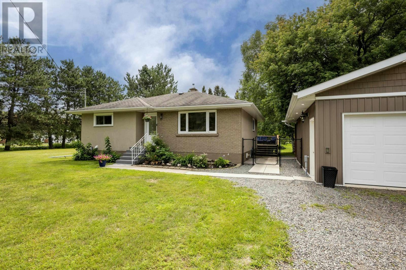 2312 Rosslyn Road, Thunder Bay, ON, P7K 1G7