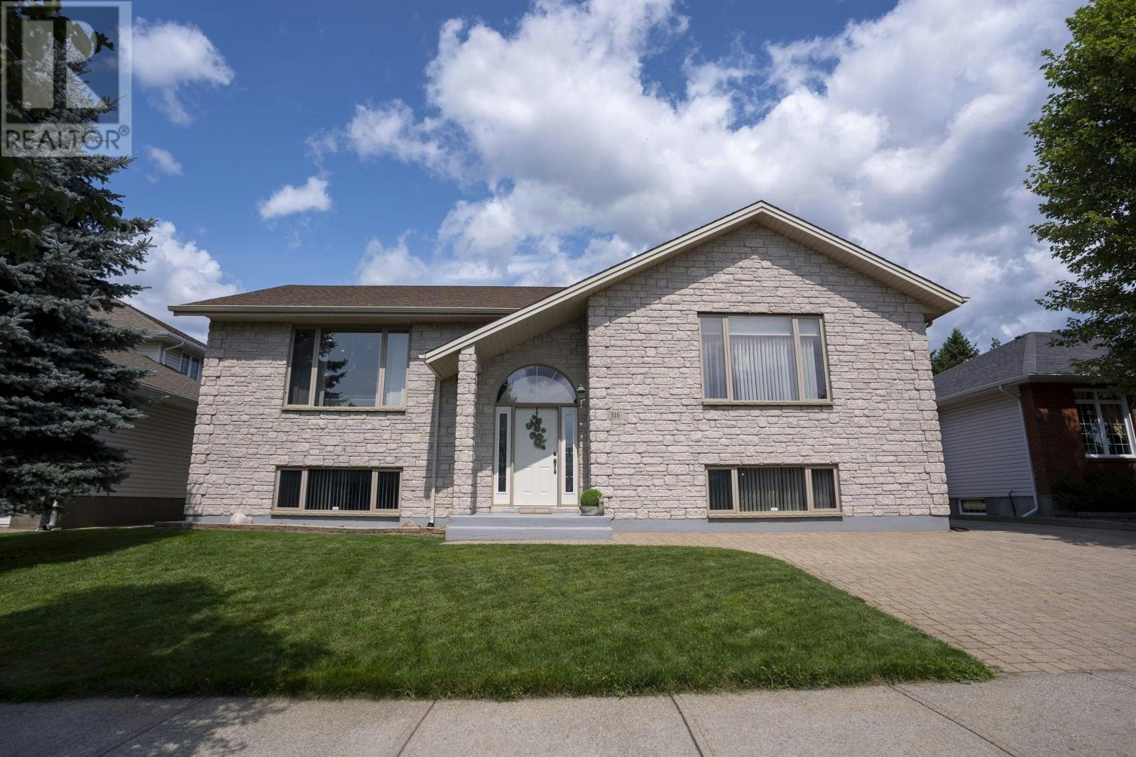 316 Fairbrooke Crescent, Thunder Bay, ON, P7B 6Z7