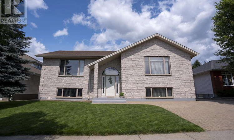 316 Fairbrooke Crescent