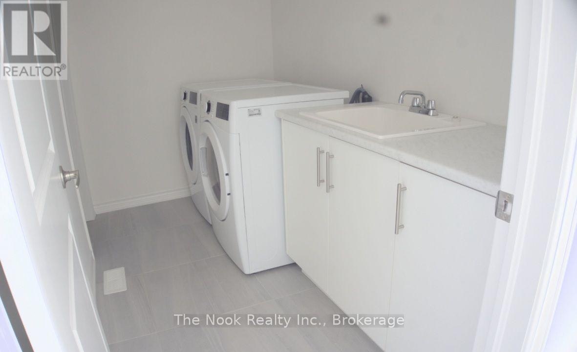 26 Louise Crescent, Whitby, ON, L1P 0J9 - 12