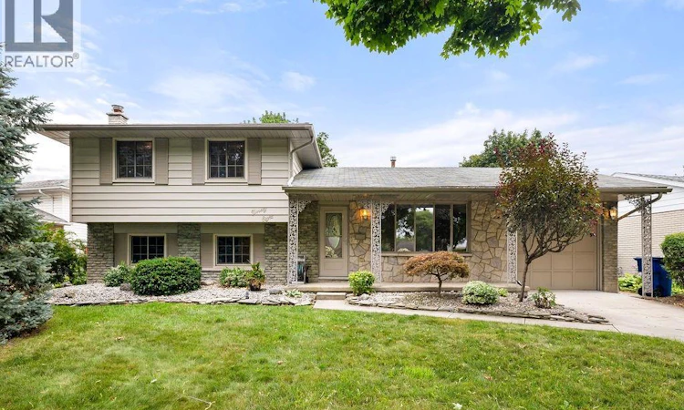 98 Cardinal Crescent