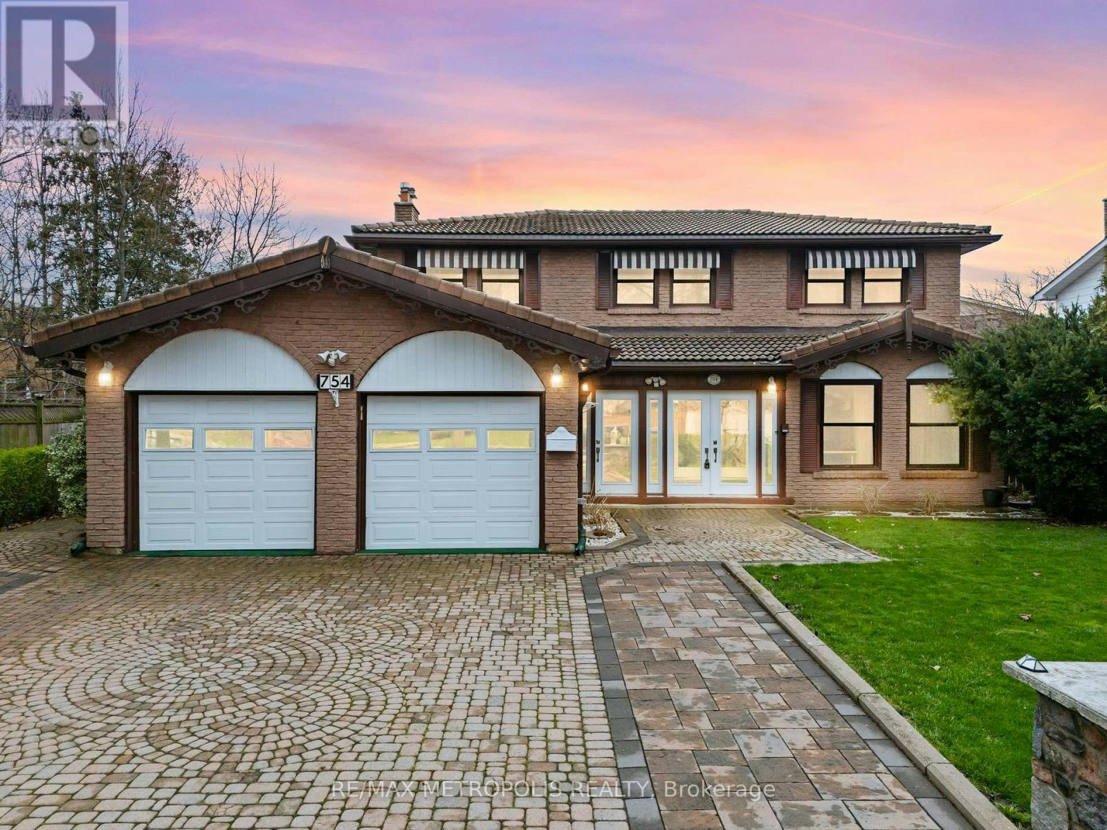 UPPER-754 Eyer Drive, Pickering, ON, L1W 3C2
