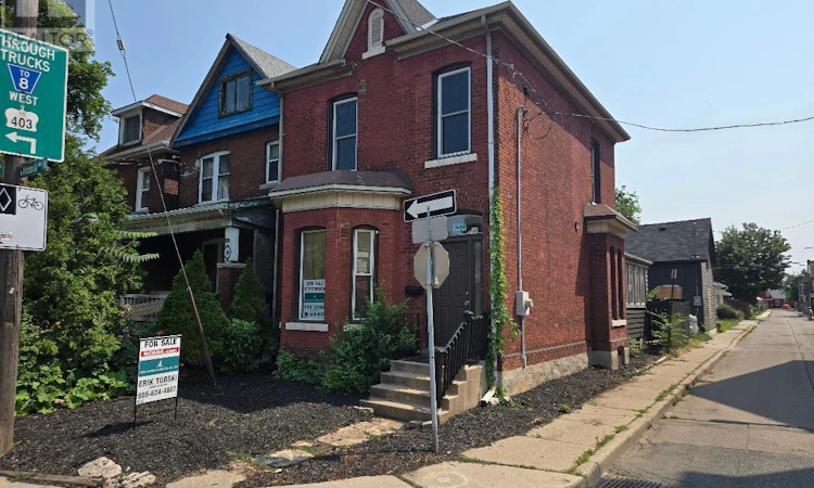 138 Victoria Avenue N