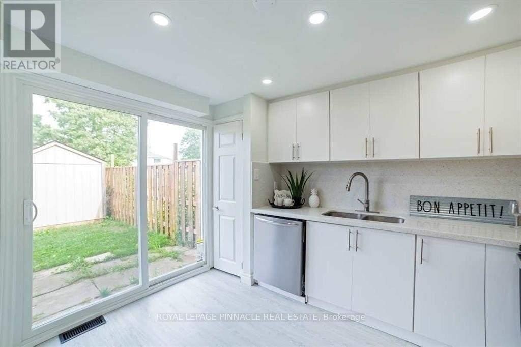 733 Parkview Crescent, Cambridge, ON, N3H 5A1 - 2