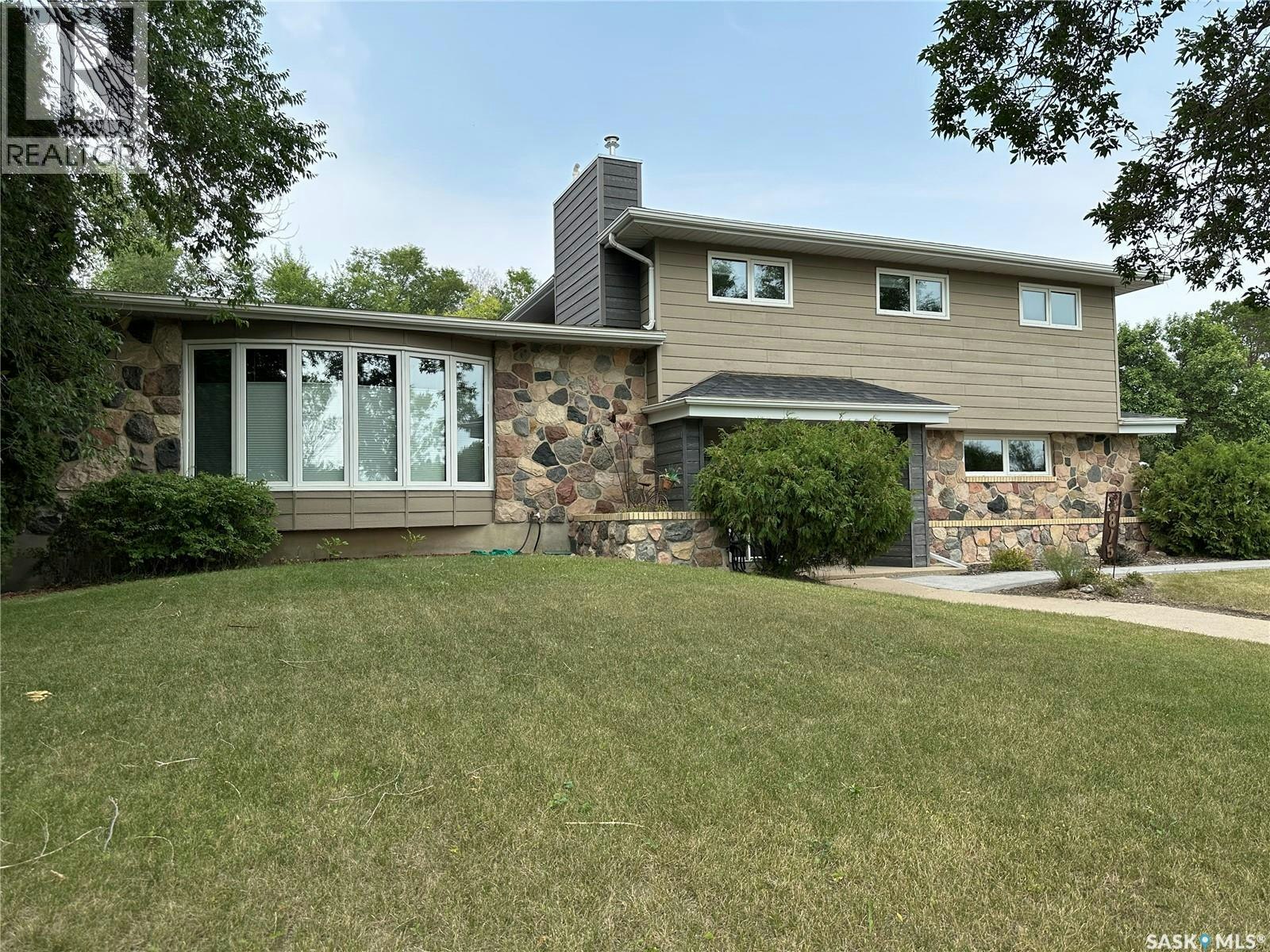 815 Douglas Road, Weyburn, SK, S4H 2M9