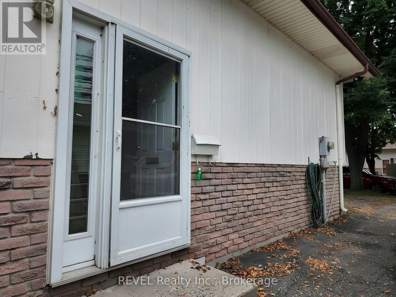MAIN-62 Elma Street E, St. Catharines, ON, L2N 6Z7 - 2