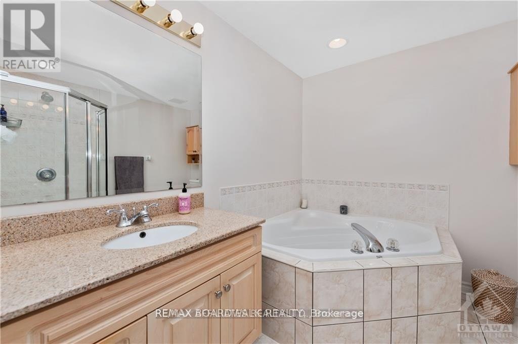 1C-121 Robson Court, Ottawa, ON, K2K 2W1 - 18
