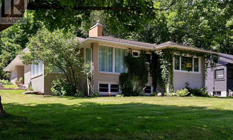 10 Thorneloe Crescent