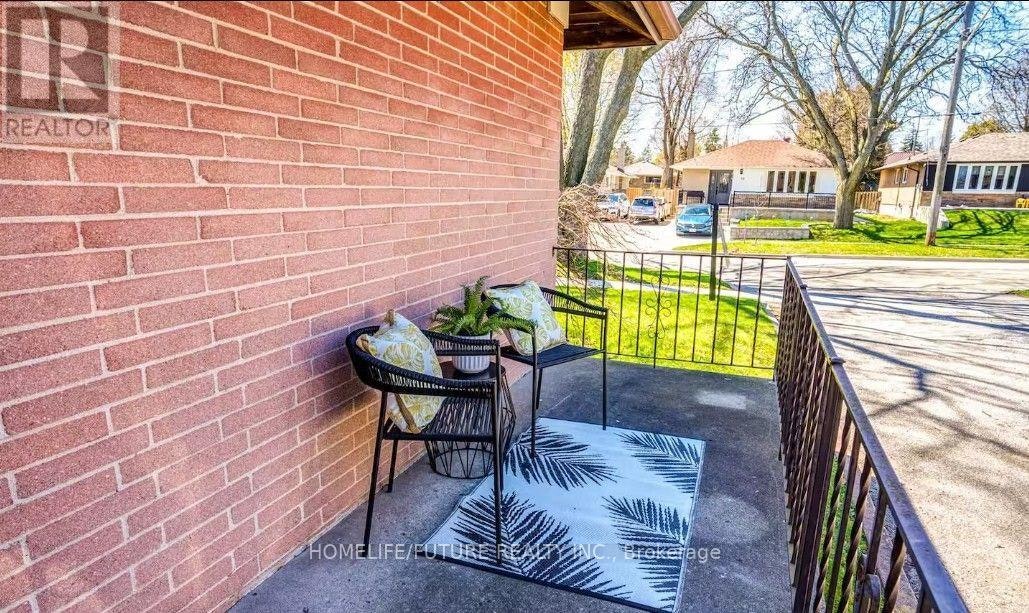 7 Stonehenge Crescent, Toronto, ON, M1G 2P5 - 2