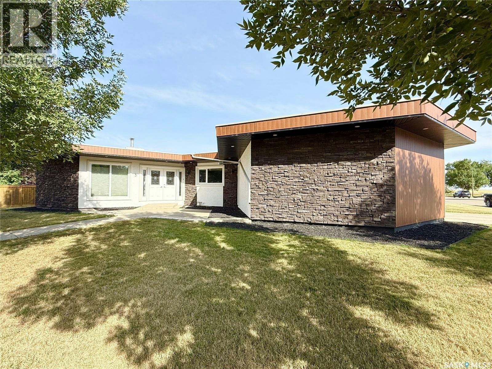 3 Mclelland Bay, Weyburn, SK, S4H 2V3