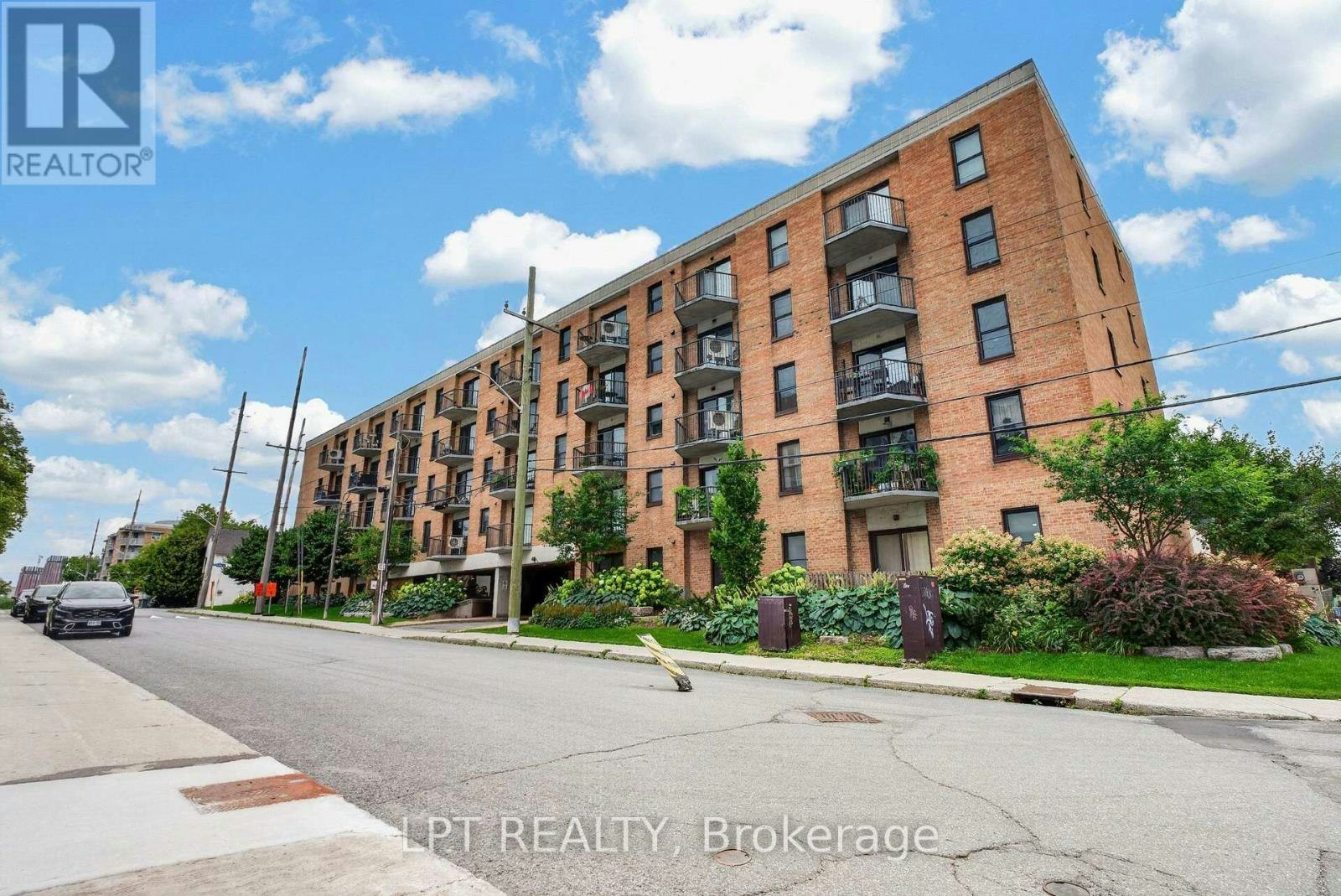 203-50 Burnside Avenue, Ottawa, ON, K1Y 2M2