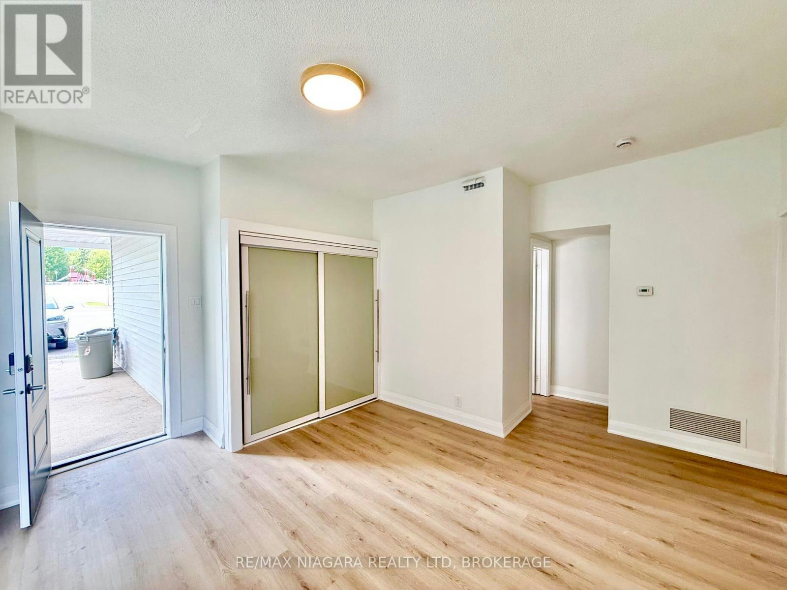 3-4674 Zimmerman Avenue, Niagara Falls, ON, L2E 3M6 - 2