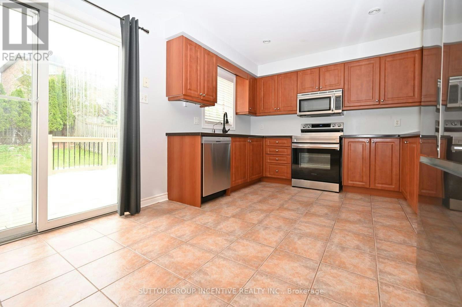 14 Brown Wood Drive, Barrie, ON, L4M 6N4 - 9