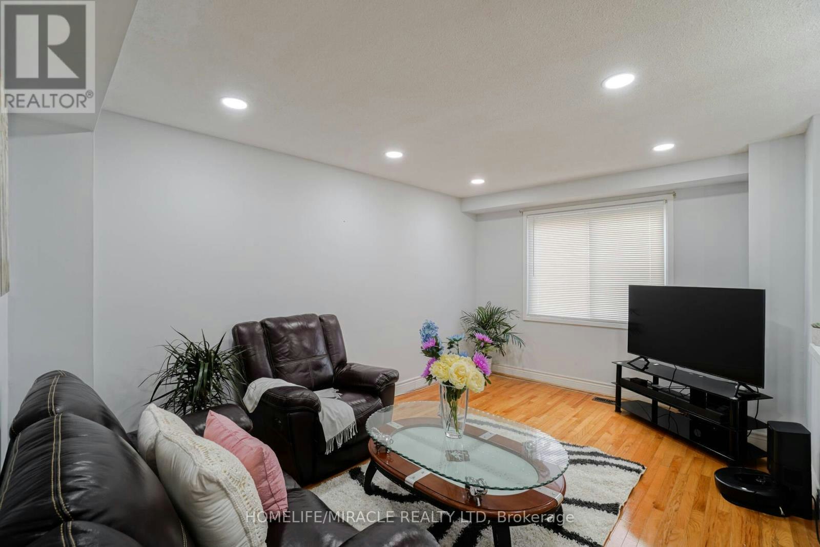 30 Hoskins Square, Brampton, ON, L6S 2N6 - 4