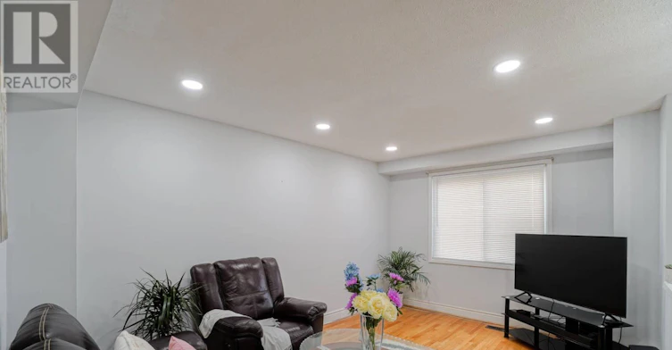 30 Hoskins Square, Brampton, ON, L6S 2N6 - 4