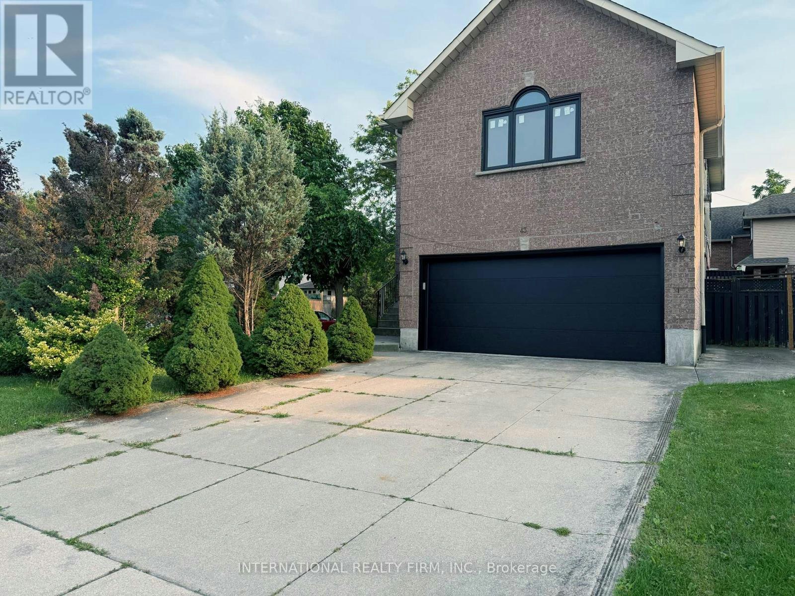 43 Falconridge Drive, Hamilton, ON, L9B 2P3 - 2