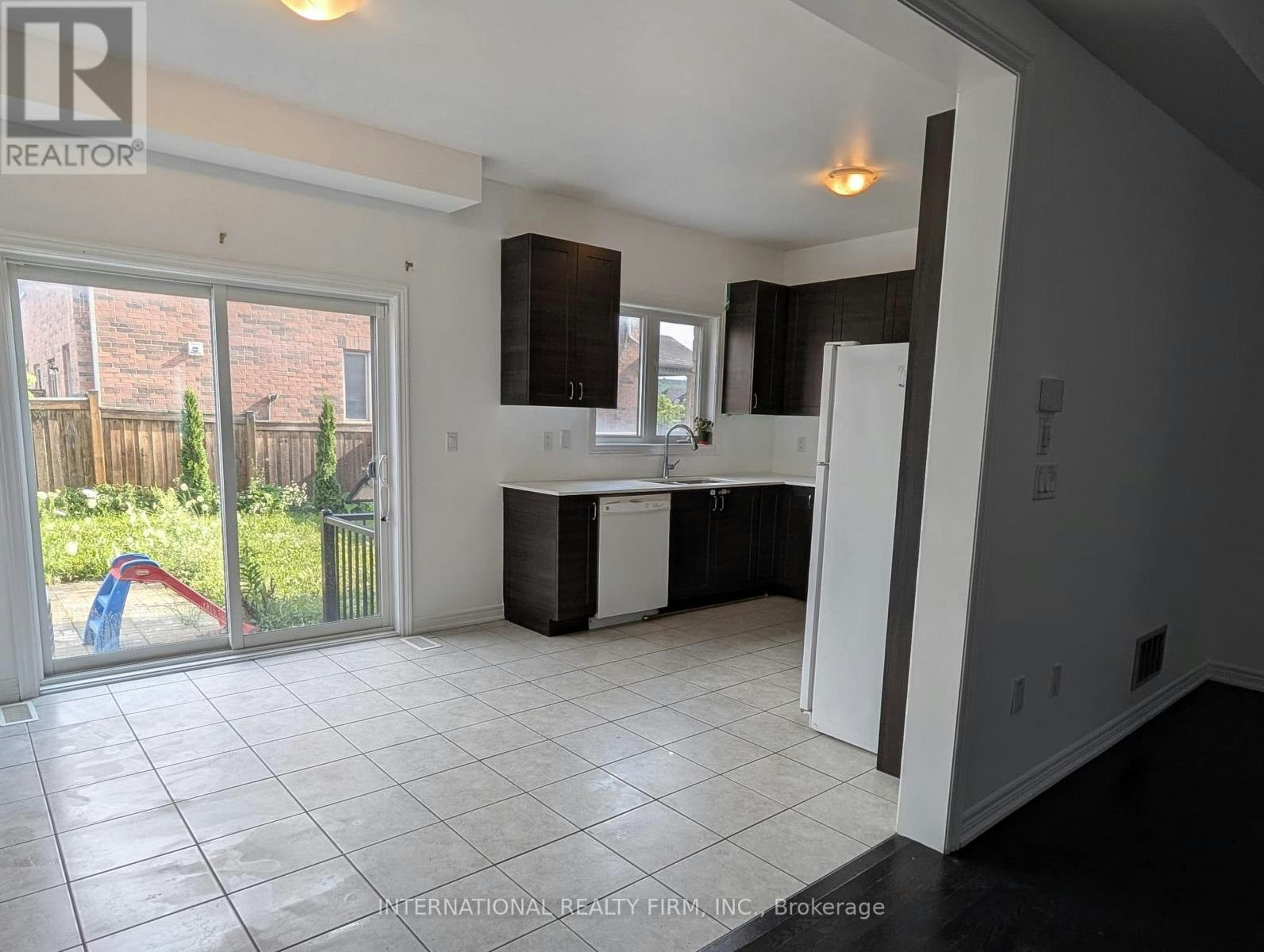 MAIN-734 Yarfield Crescent, Newmarket, ON, L3X 1C8 - 7