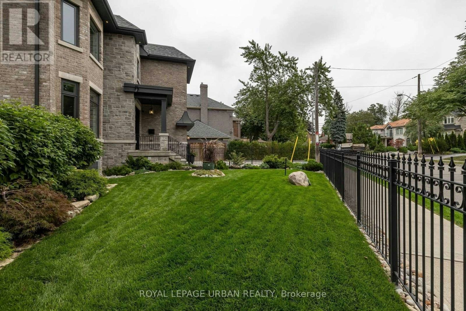 70 Parkview Hill Crescent, Toronto, ON, M4B 1R4 - 7