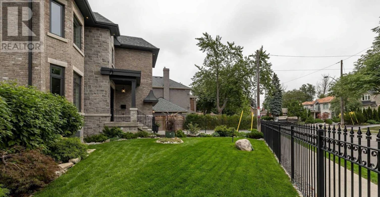 70 Parkview Hill Crescent, Toronto, ON, M4B 1R4 - 7