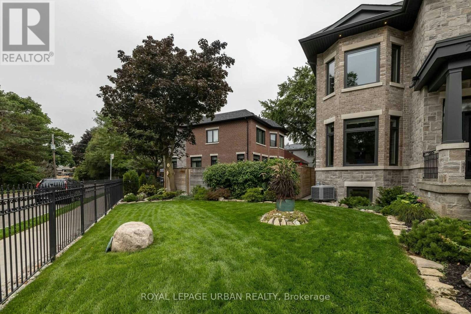 70 Parkview Hill Crescent, Toronto, ON, M4B 1R4 - 6
