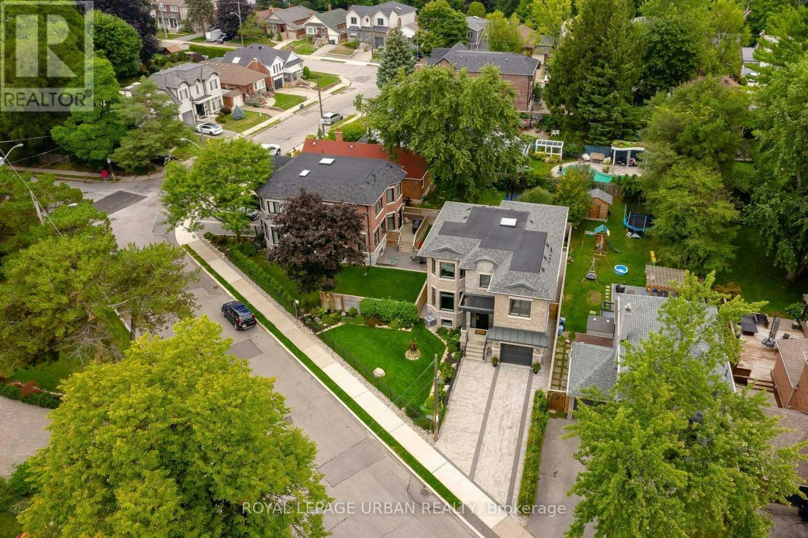 70 Parkview Hill Crescent, Toronto, ON, M4B 1R4 - 2