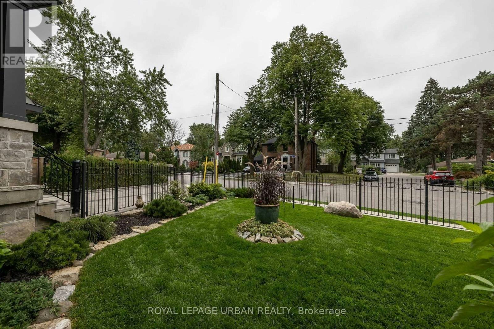 70 Parkview Hill Crescent, Toronto, ON, M4B 1R4 - 5