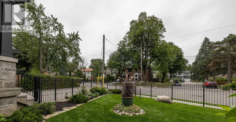 70 Parkview Hill Crescent, Toronto, ON, M4B 1R4 - 5