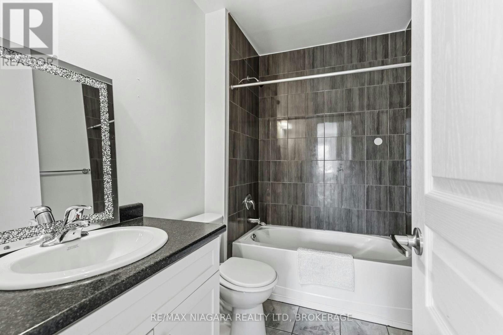 47 Scarlett Common, St. Catharines, ON, L2P 0C4 - 24