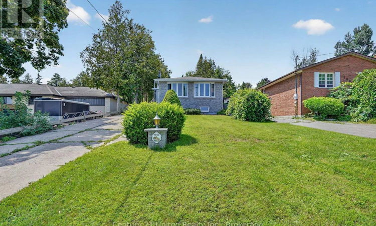 1696 Applewood Crescent