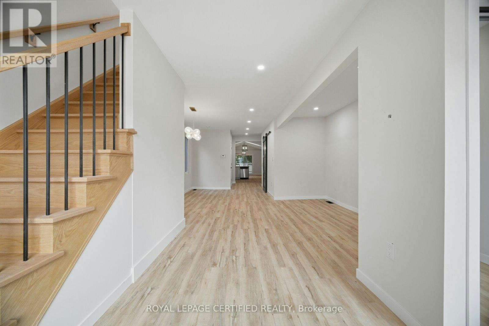 5759 Robinson Street, Niagara Falls, ON, L2G 2B3 - 5